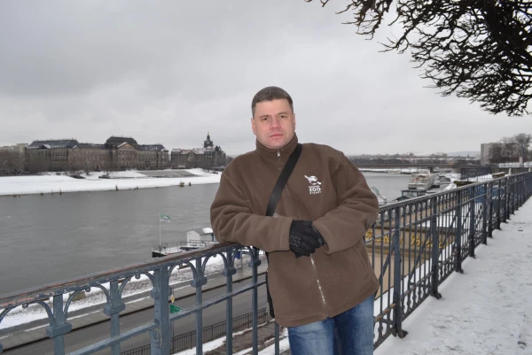 На другой стороне Эльбы видны  Министерство финансов и  Государственная канцелярия Саксонии