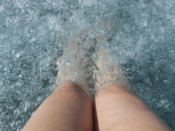 а иногда из бурлящей воды я вынимала и ноги