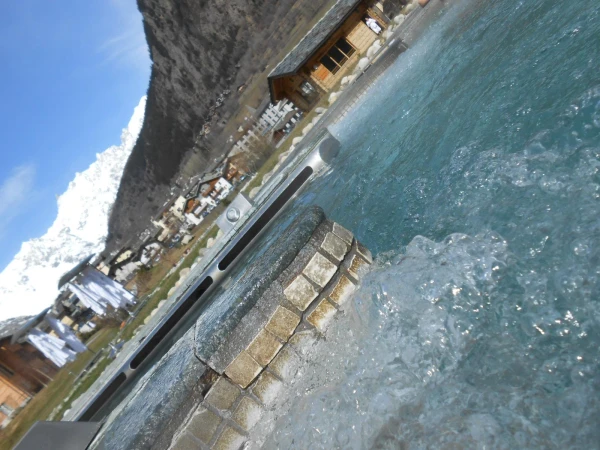 снежные горы и горячая вода