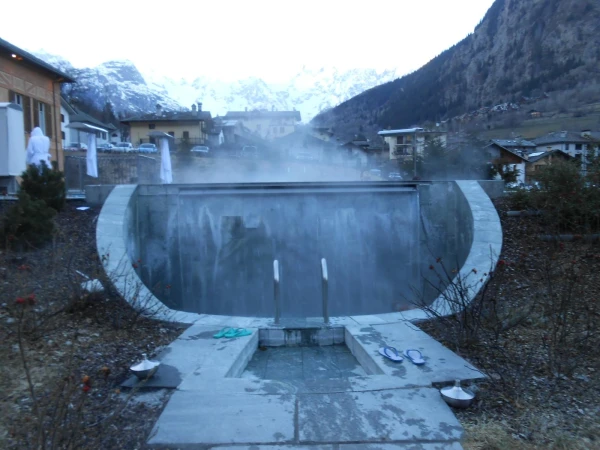бассейн со стеной падающей воды