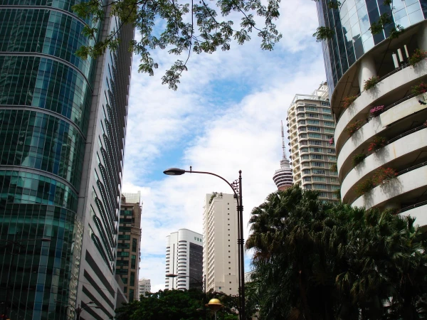 По дороге от отеля к башням