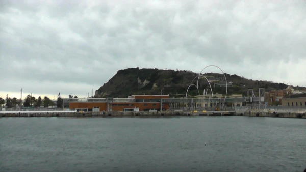 Port Vell. Вид на гору Монжуик