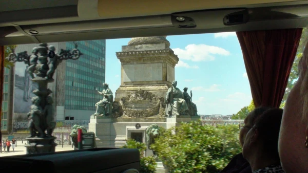 Колонна Конгресса из окна автобуса