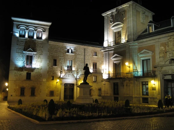  Plaza de la Villa ночью