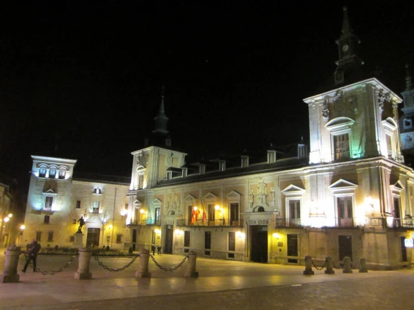  Plaza de la Villa ночью