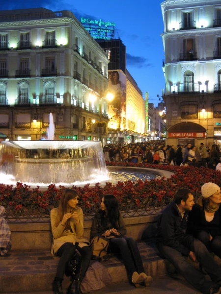 Площадь Puerta del Sol ночью