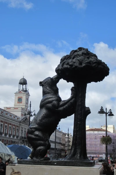 Puerta del Sol - медведица с земляничным деревом