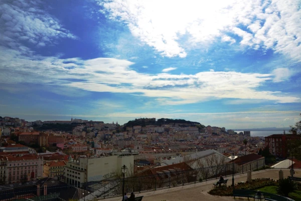 Вид со смотровой площадки Jardim de São Pedro de Alcântara 