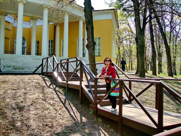 Спуск от Дворца к прудам  