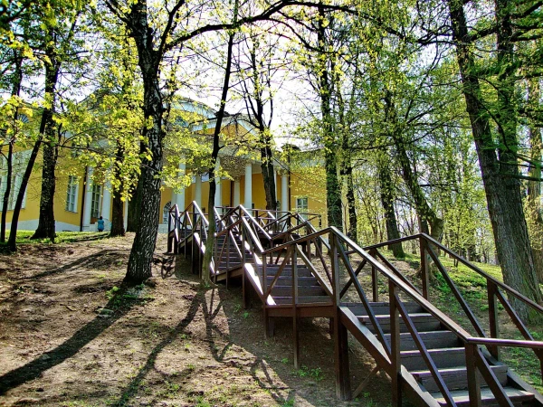 Спуск от Дворца к прудам  