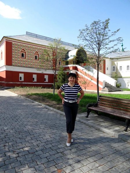На фоне Романовских Палат