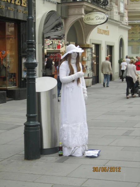 Живые статуи на улицах Вены. 