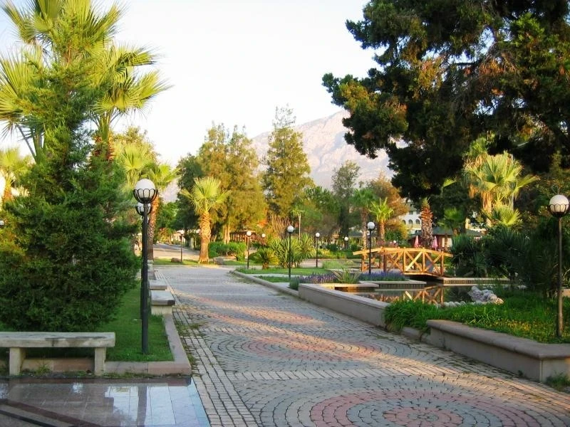 дорожка перед отелем, в центр