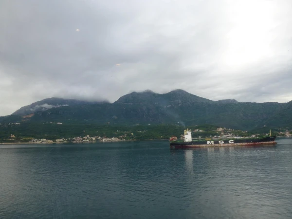 Боко-Которская бухта. MSC это еще и такие ржавые танкеры.