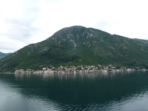 Сам Пераст.