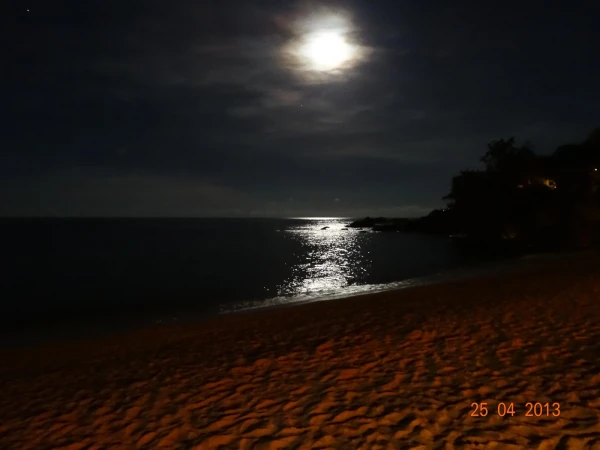 Ночное море,отель справа