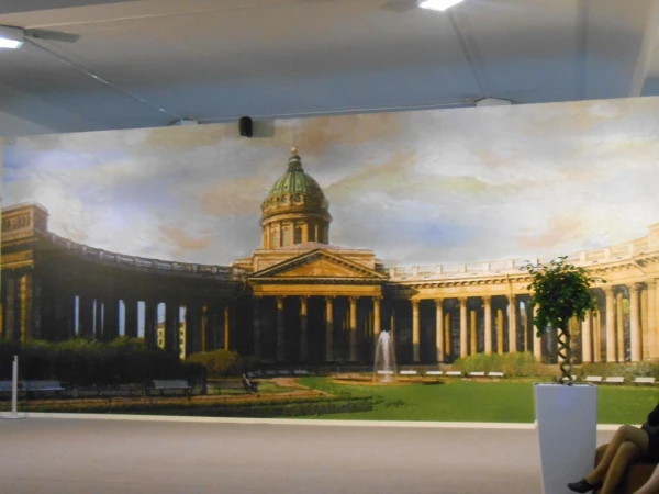 всякие красивые постеры украшали стены