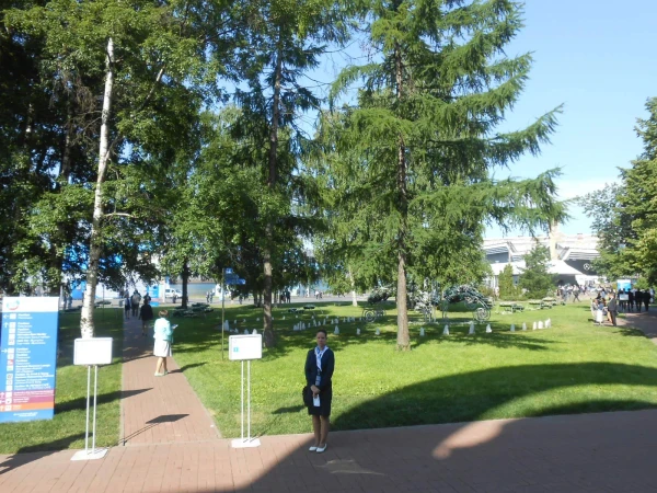 собственно, в разгар трудового дня пятницы все тусовались на травке