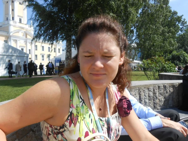 моя приятельница Наташа (мы с ней были и в Риге). Загорает