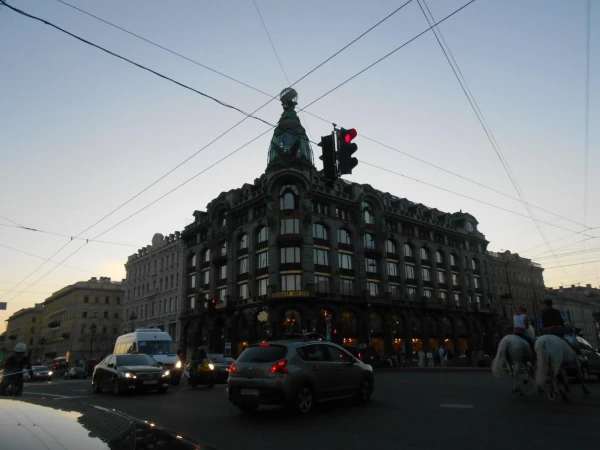 перекресток Невского белой ночью