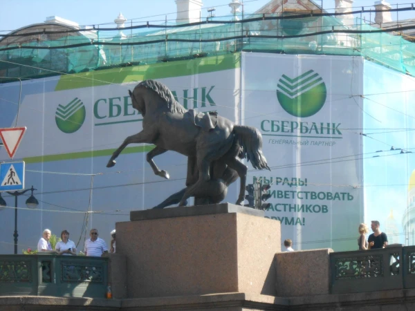 Сбер, конечно, забавный задник для коней Аничкова моста