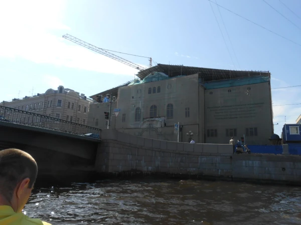 закрытое на ремонт здание БДТ