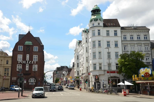 на Reeperbahn находится самое большое отделение полиции в Гамбурге :)))