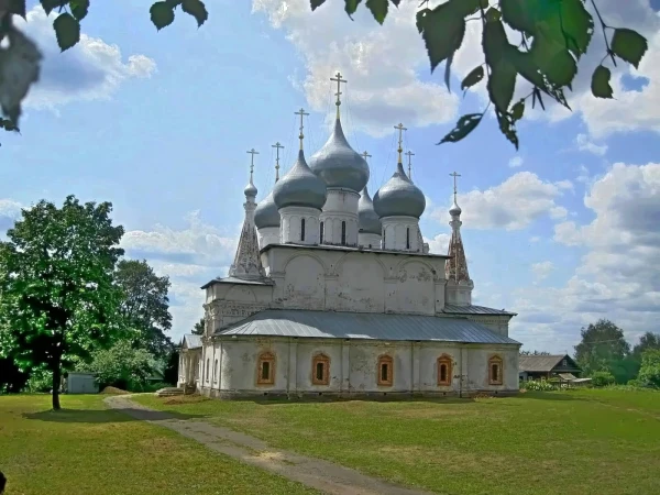 Город трех Святых на семи холмах и семи оврагах.