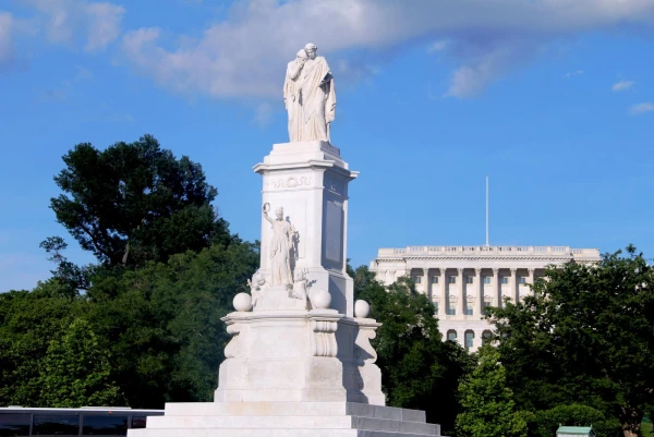 Вашингтон (DC). Памятник Миру.