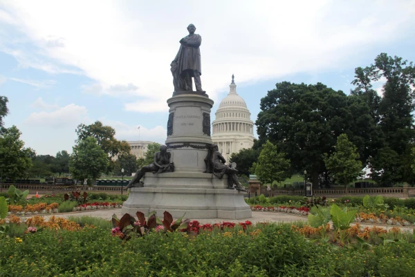 Вашингтон (DC). Памятник Гарфилду.