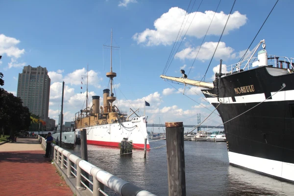  Филадельфия. Набережная  Penn's Landing. Independence Seaport Museum.