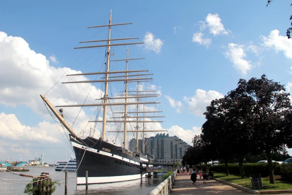 Филадельфия. Набережная Penn's Landing. Парусник Moshulu.