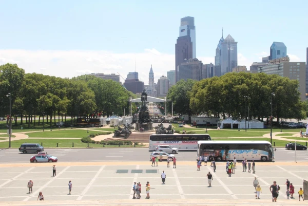 Филадельфия. Eakins Oval с памятником Вашингтону .