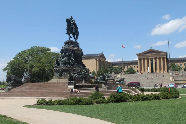 Филадельфия. Eakins Oval с памятником Вашингтону .