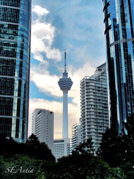 У ТЦ Сурия. Неожиданная встреча с  Menara KL