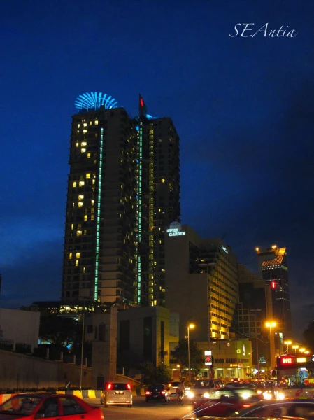 Swiss Garden Hotel - тот, что меньше и правее