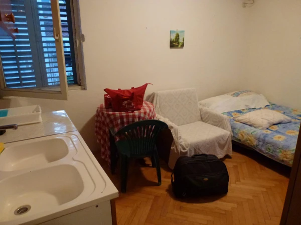 Комната. Шкаф и балкон справа.