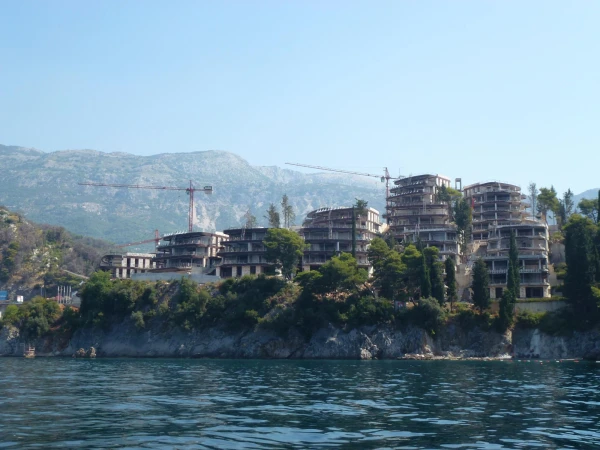 Дневная морская прогулка. Замороженная стройка Полонского.