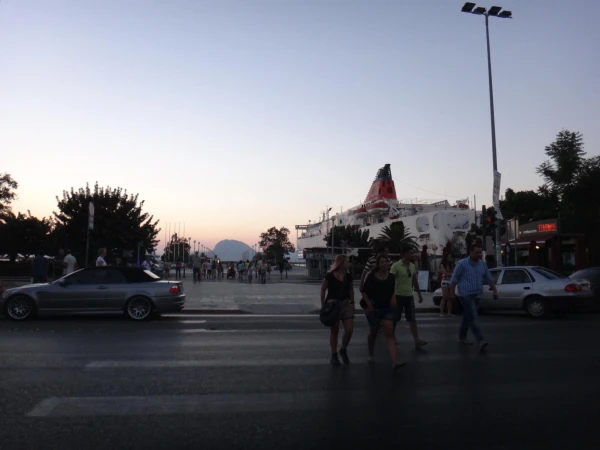 Выход с ж/д станции Patras на центральную улицу города