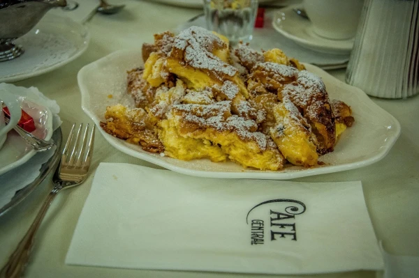 Кафе Централь.  «Kaiserschmarrn mit Zwetschkenroster»