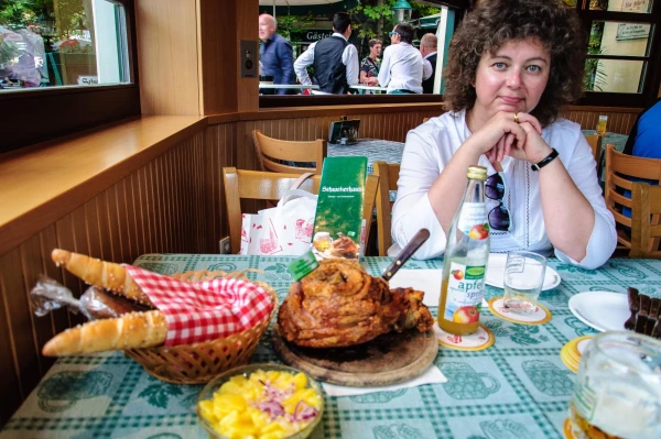 Ресторан «Schweizerhaus». Фирменное блюдо - «Hintere Schweinsstelze frisch vom Grill» и картофельный салат 