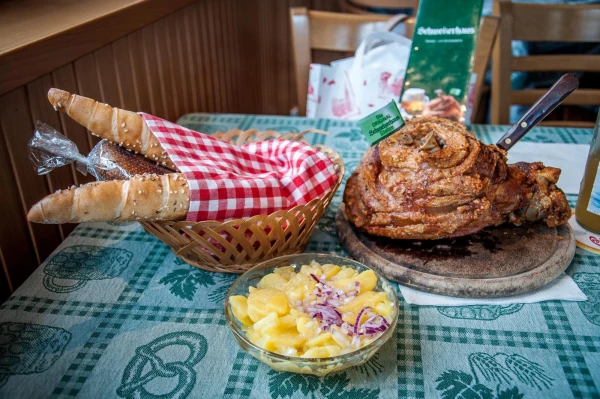 Ресторан «Schweizerhaus». Фирменное блюдо - «Hintere Schweinsstelze frisch vom Grill» и картофельный салат 