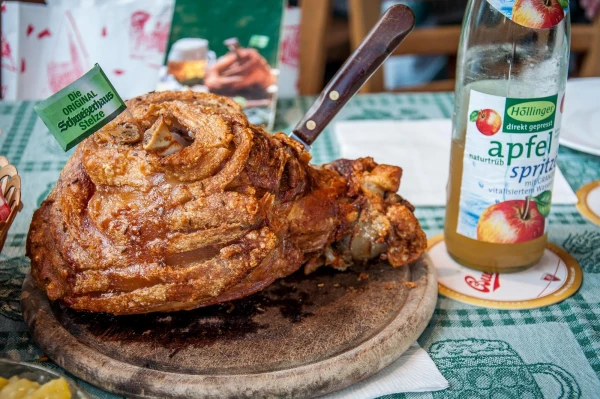 Ресторан «Schweizerhaus». Фирменное блюдо - «Hintere Schweinsstelze frisch vom Grill» 