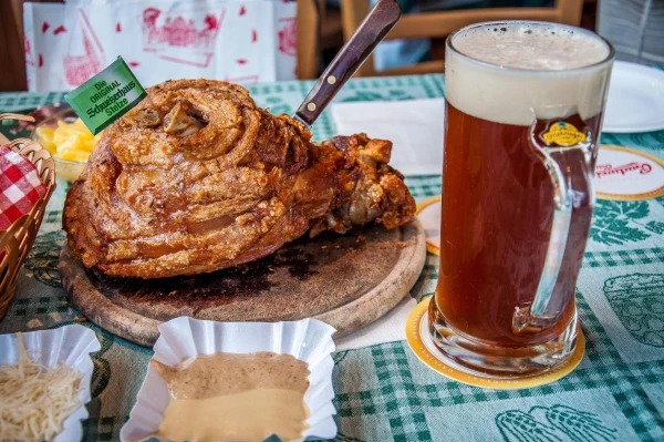 Ресторан «Schweizerhaus». Фирменное блюдо - «Hintere Schweinsstelze frisch vom Grill» 