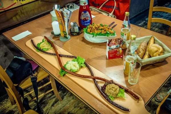 Ресторан «Centimeter». Фирменное блюдо заведения – «2 Meter Wurst mit Senf und Kren»