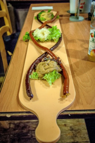 Ресторан «Centimeter». Фирменное блюдо заведения – «2 Meter Wurst mit Senf und Kren»
