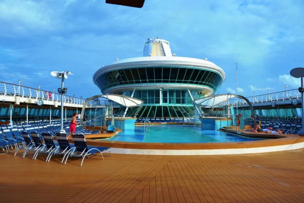 Splendour of the Seas. Бассейн на 9 палубе 