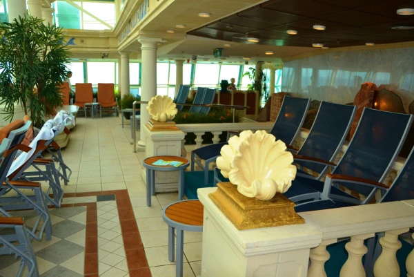 Splendour of the Seas. Бассейн под раздвижной крышей  