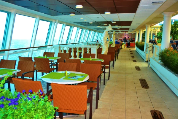 Splendour of the Seas. Бассейн под раздвижной крышей  