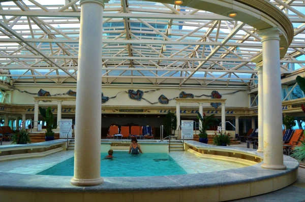 Splendour of the Seas. Бассейн под раздвижной крышей  